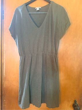 H&M Large Casual V-Neck Short Sleeve Dress in Olive